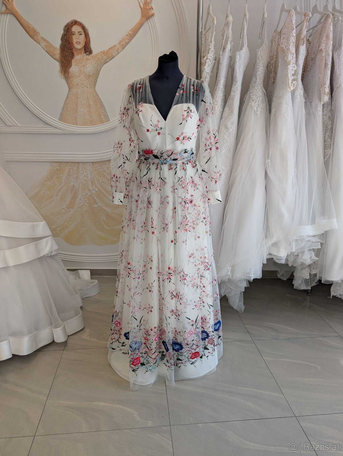 🌸 Einzigartiges Brautkleid mit Blumenstickerei