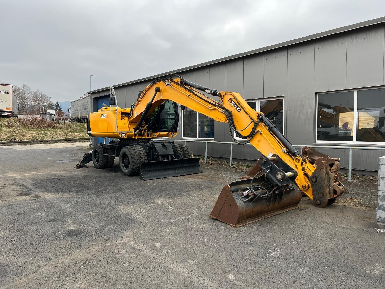 Ich verkaufe JCB JS 175 W.