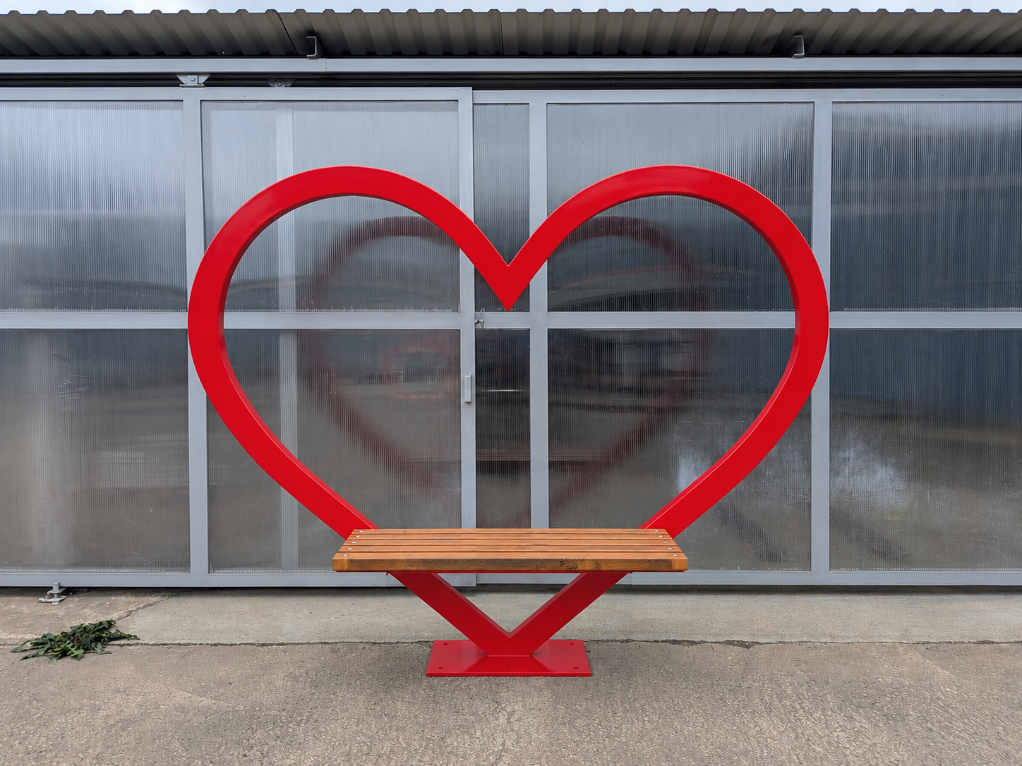 ❤️ Metallherz mit Sitzbank – Fotopoint / Dekoration – durchg