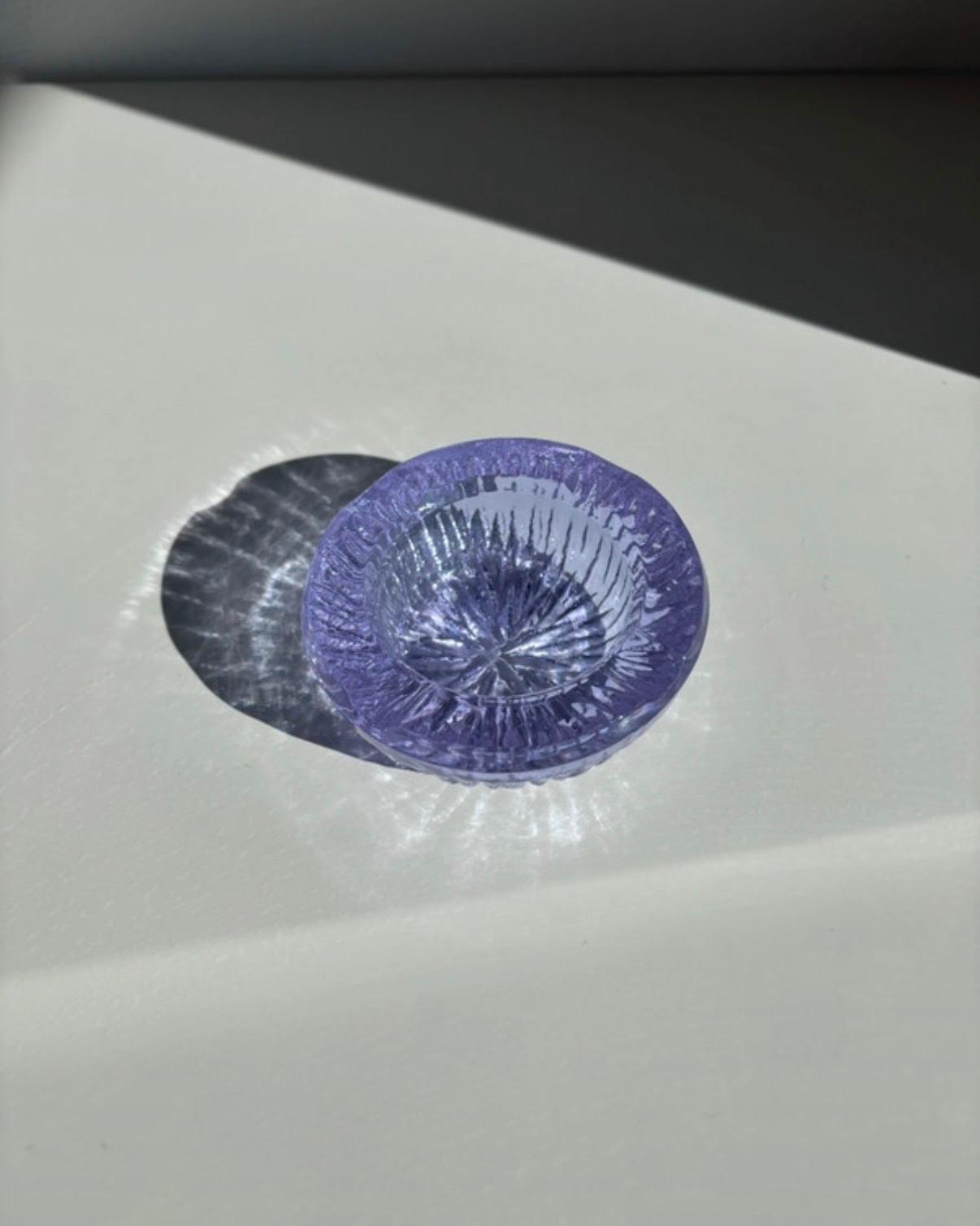 Neodym-Aschenbecher – violettes Pressglas