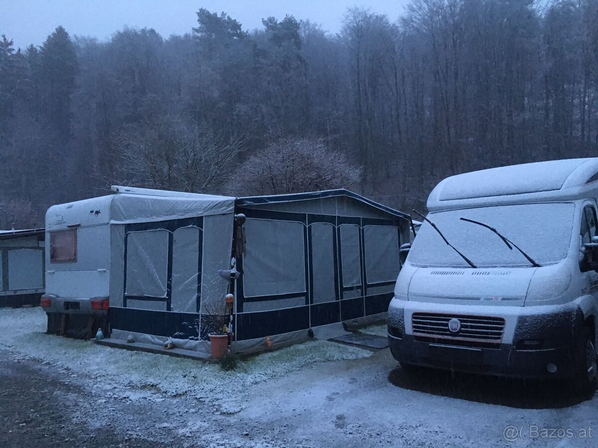 Wohnwagen mit Vorzelt und Fix Platz
