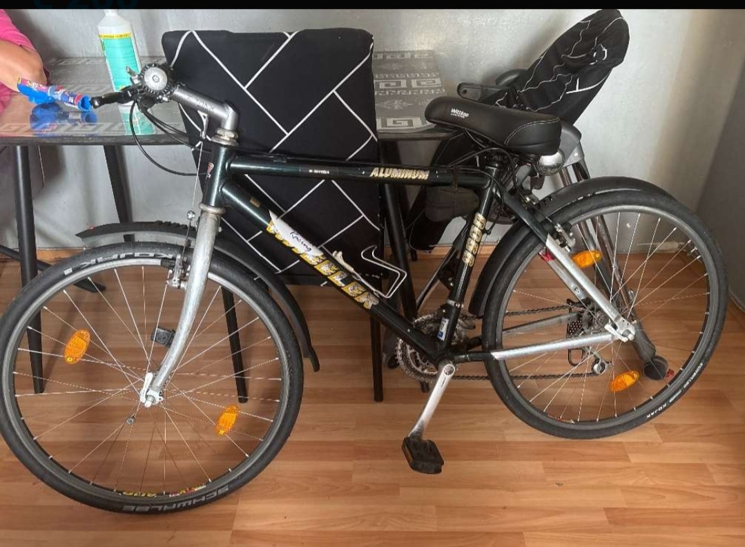 Fahrrad und guess Tasche neu zu verkaufen