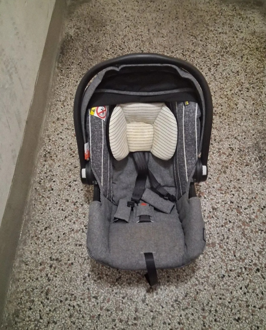 Baby Auto sitzt