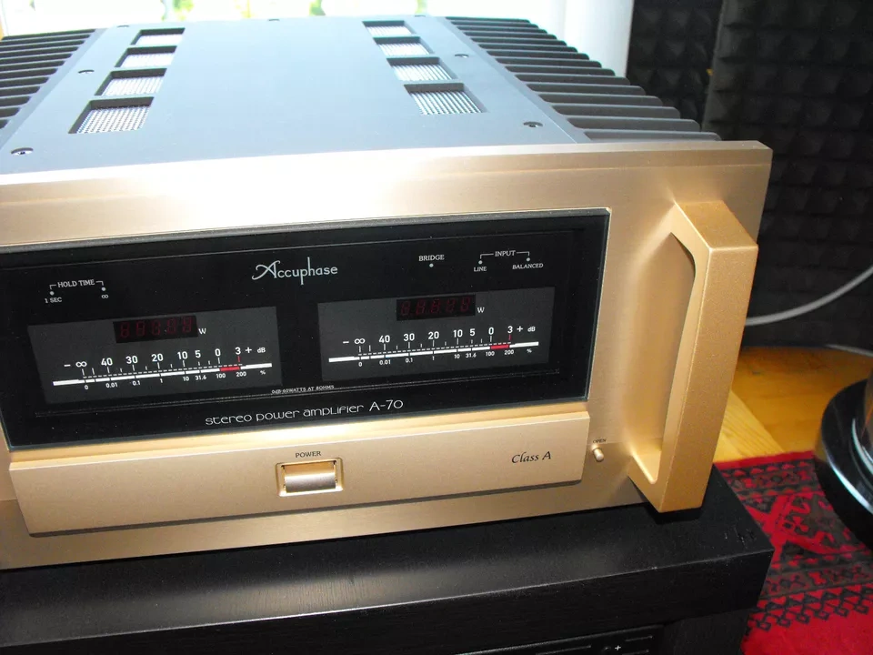 Accuphase A-70
