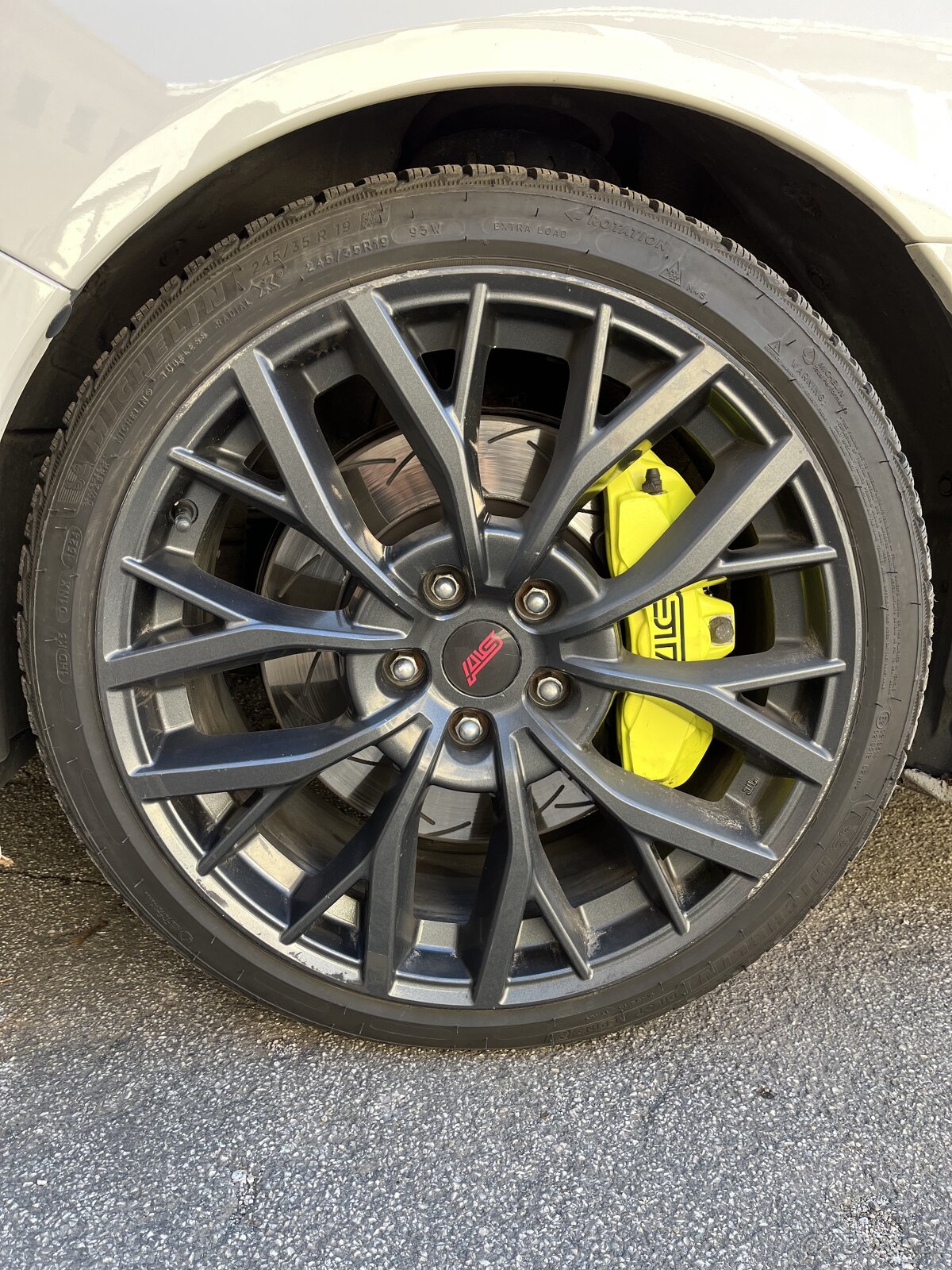 Ich verkaufe 4 Subaru STI-Felgen mit Michelin-Reifen.