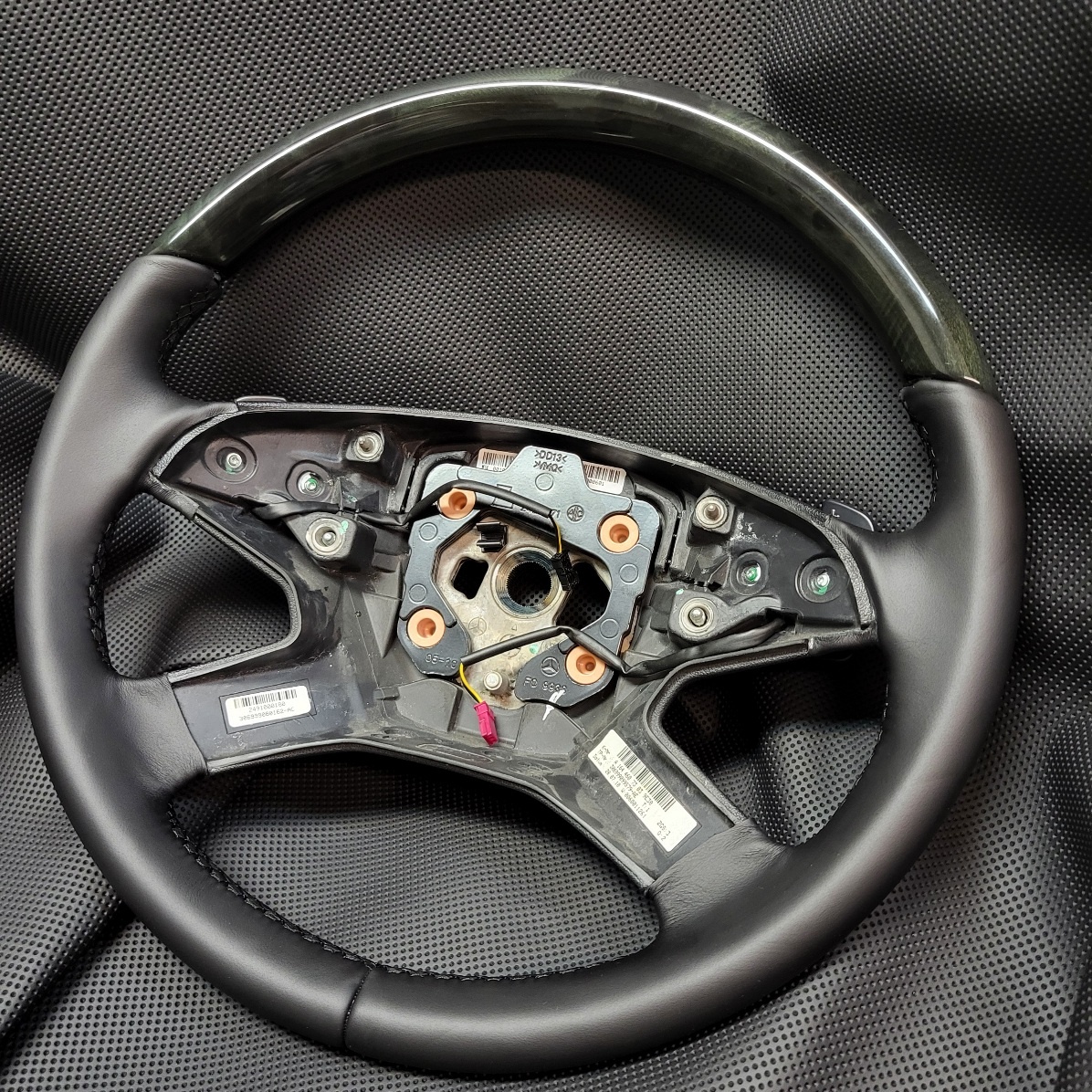 Professionelle Lenkrad-Neubezüge – Leder, Alcantara & mehr - 10