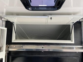 Pferdetransporter an: Renault Master - 10