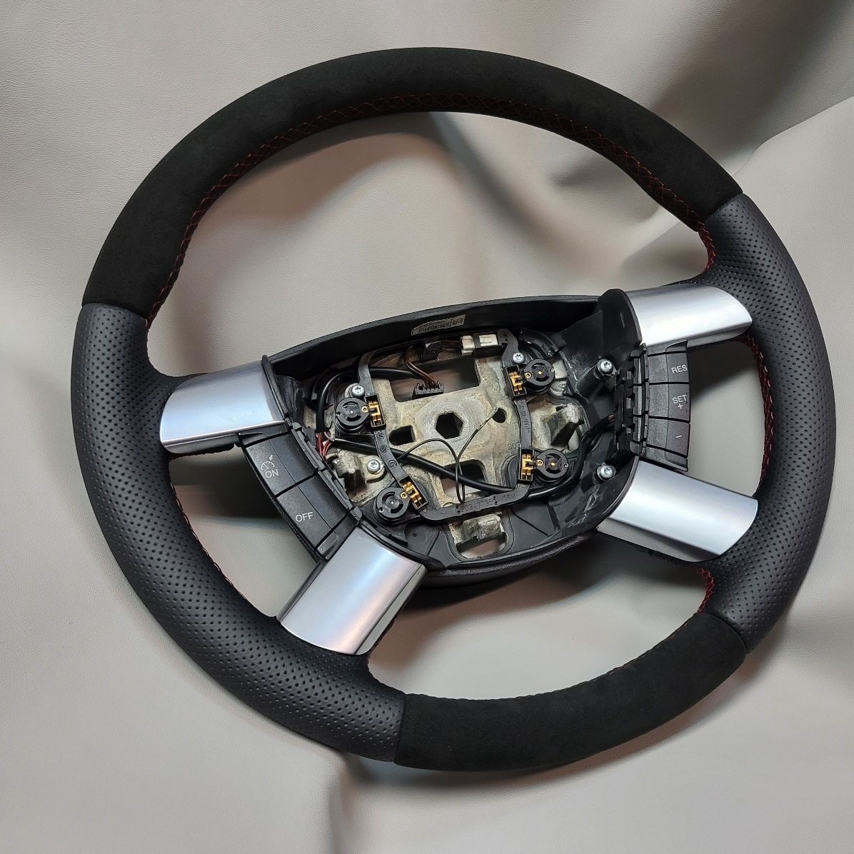 Professionelle Lenkrad-Neubezüge – Leder, Alcantara & mehr - 12