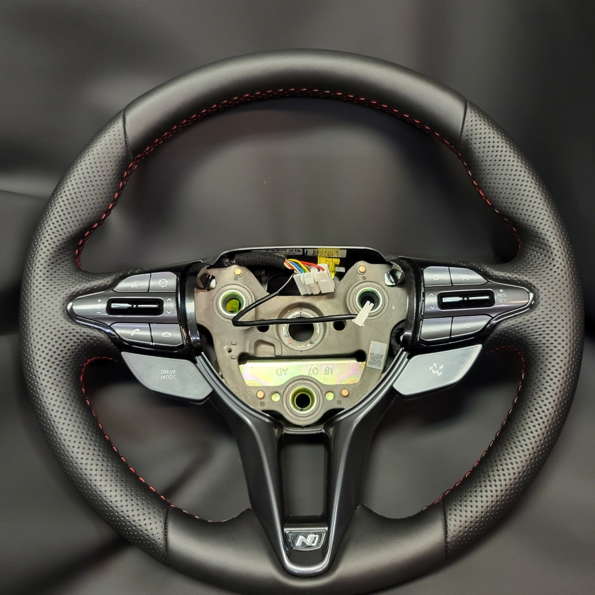 Professionelle Lenkrad-Neubezüge – Leder, Alcantara & mehr - 13