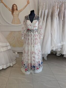 🌸 Einzigartiges Brautkleid mit Blumenstickerei