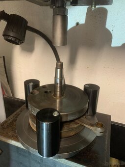 Vorbereitung Zentrieren von Schwungrädern zum Pressen Kurbel
