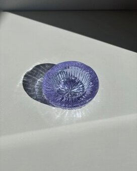 Neodym-Aschenbecher – violettes Pressglas