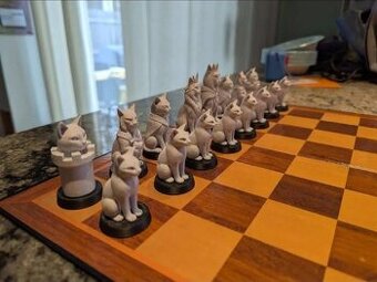 Schachspiel Hunde gegen Katzen