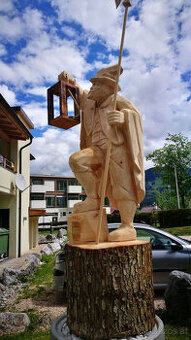 Skulptur mit Laterne