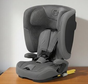 Neuer Kinderautositz mit Isofix für Kinder mit einer Körperg