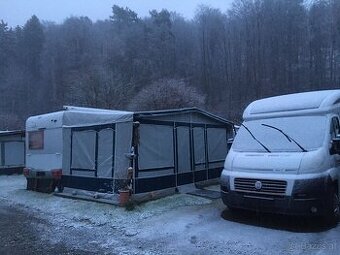 Wohnwagen mit Vorzelt und Fix Platz