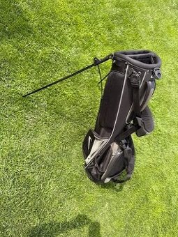 Leichte Golftasche mit Stützfüßen (Standbag) – ideal zum Tra