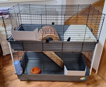 Vergebe gepflegten Doppelstockkäfig