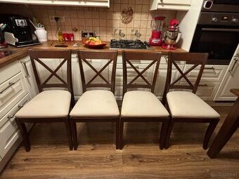 Esstisch mit Stuhlen