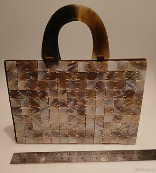 elegante Abendtasche mit schillernden Perlmuttapplikationen,