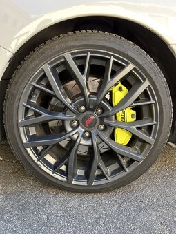Ich verkaufe 4 Subaru STI-Felgen mit Michelin-Reifen.