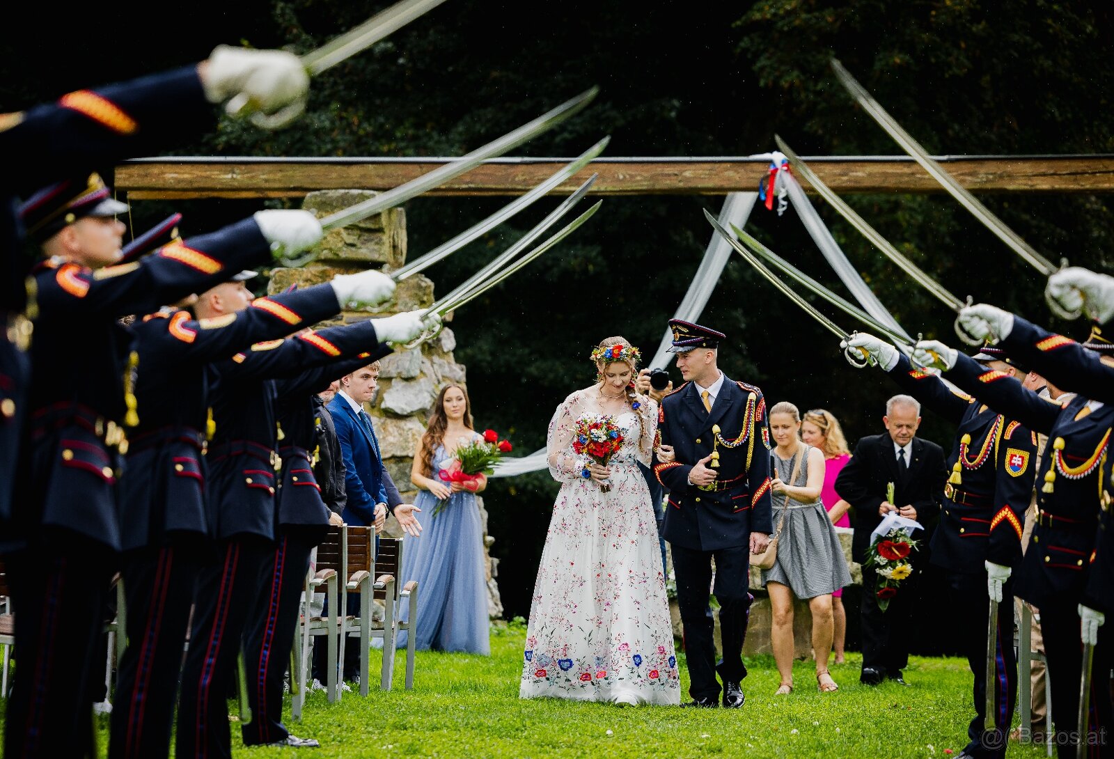 🌸 Einzigartiges Brautkleid mit Blumenstickerei - 2