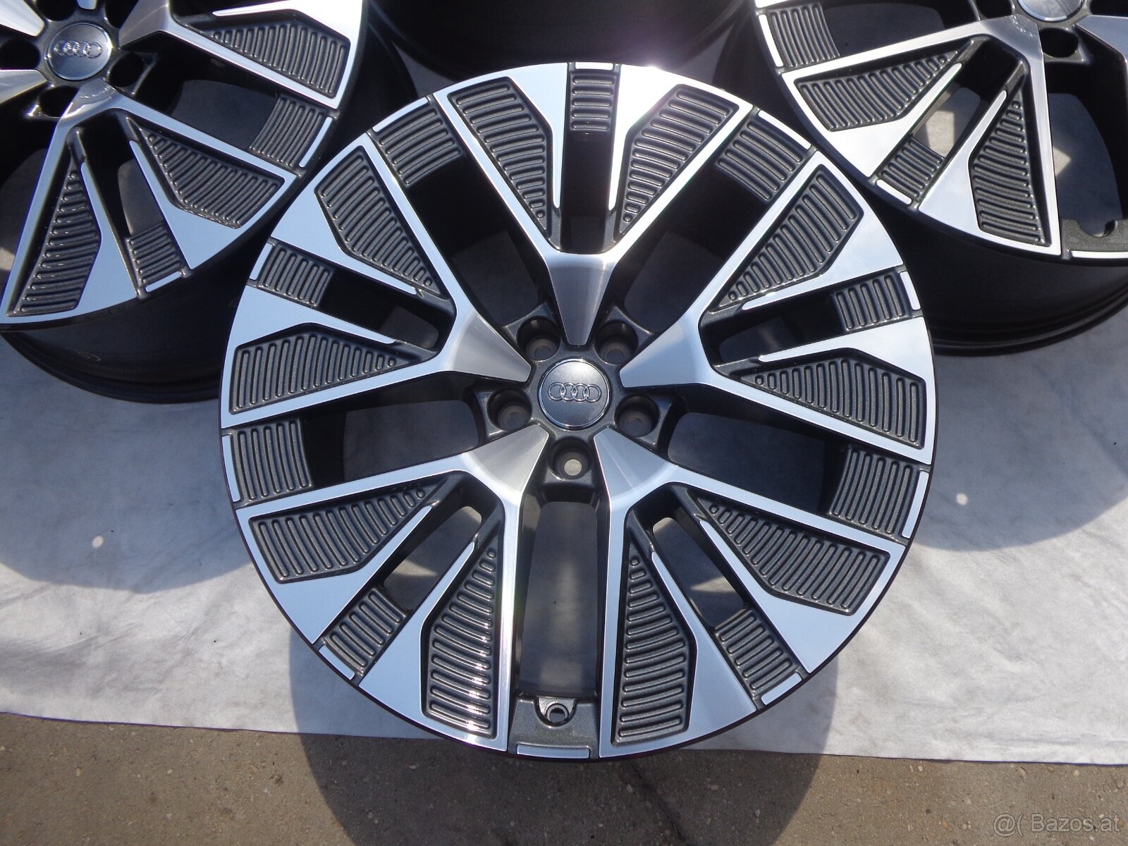 Audi Q8 E-tron neue 21Zoll Alufelgen Front poliert - 2