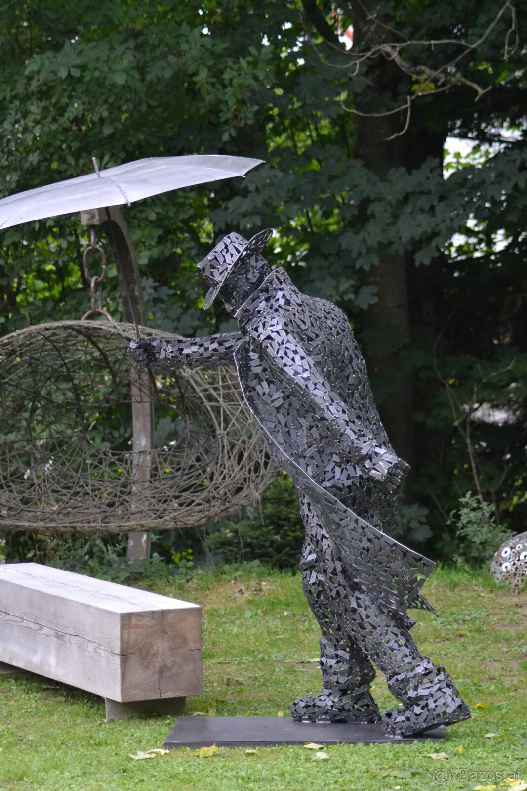 Herr mit Regenschirm - 2