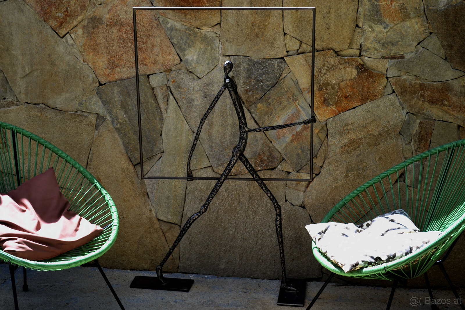 Gehende Frau mit Quadrat - 2