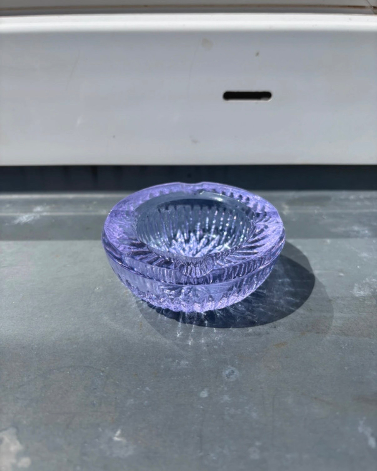 Neodym-Aschenbecher – violettes Pressglas - 2
