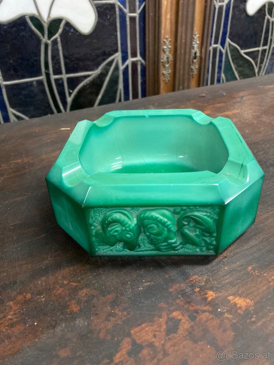 Jade-Aschenbecher, - 2