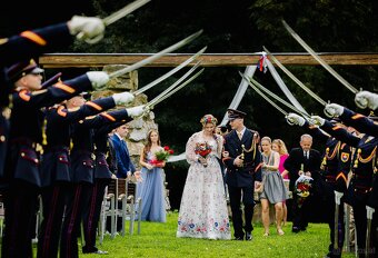 🌸 Einzigartiges Brautkleid mit Blumenstickerei - 2