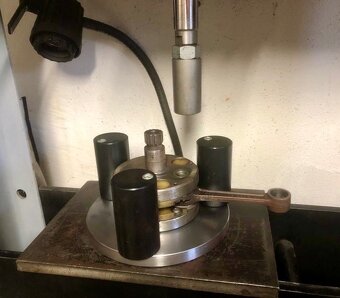 Vorbereitung Zentrieren von Schwungrädern zum Pressen Kurbel - 2