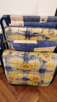 Lafuma Liege, dunkelblau mit Sonnenblumen-Motiv, gebraucht. - 2