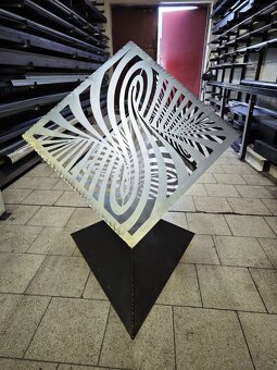 Gartendekoration – Metallwürfel 60 cm, Höhe 120 cm (23 kg) - 2