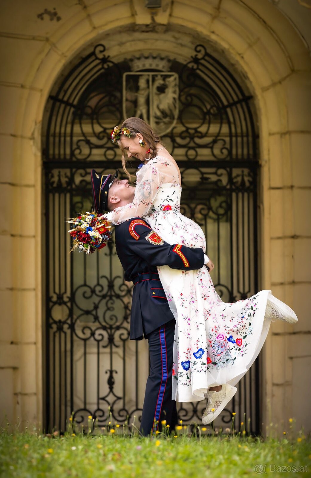 🌸 Einzigartiges Brautkleid mit Blumenstickerei - 3