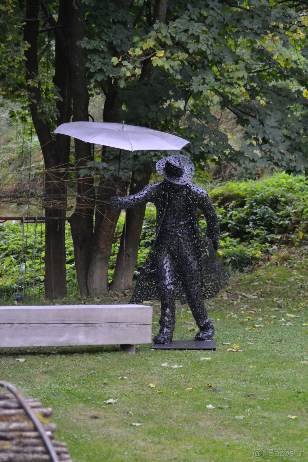 Herr mit Regenschirm - 3