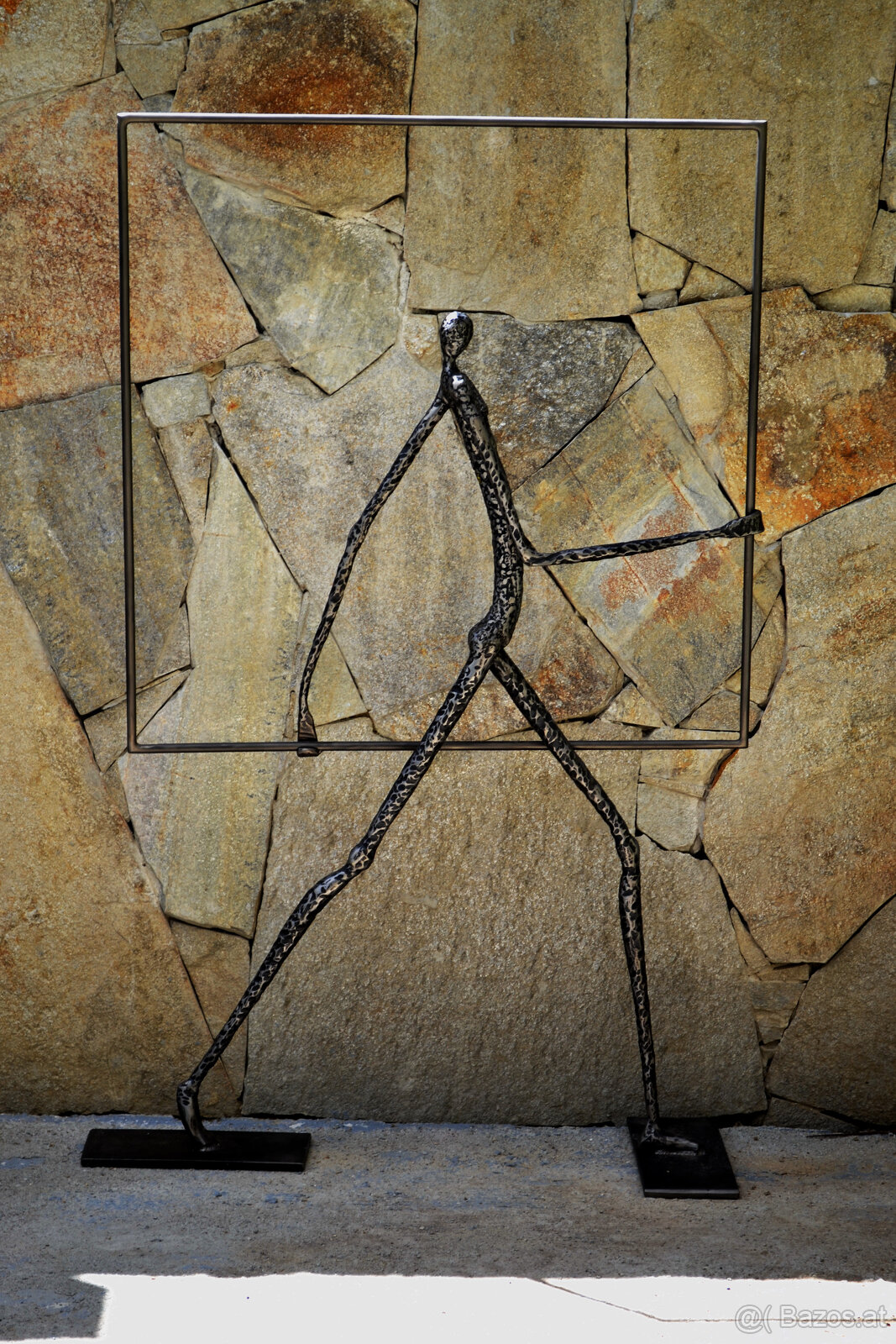 Gehende Frau mit Quadrat - 3