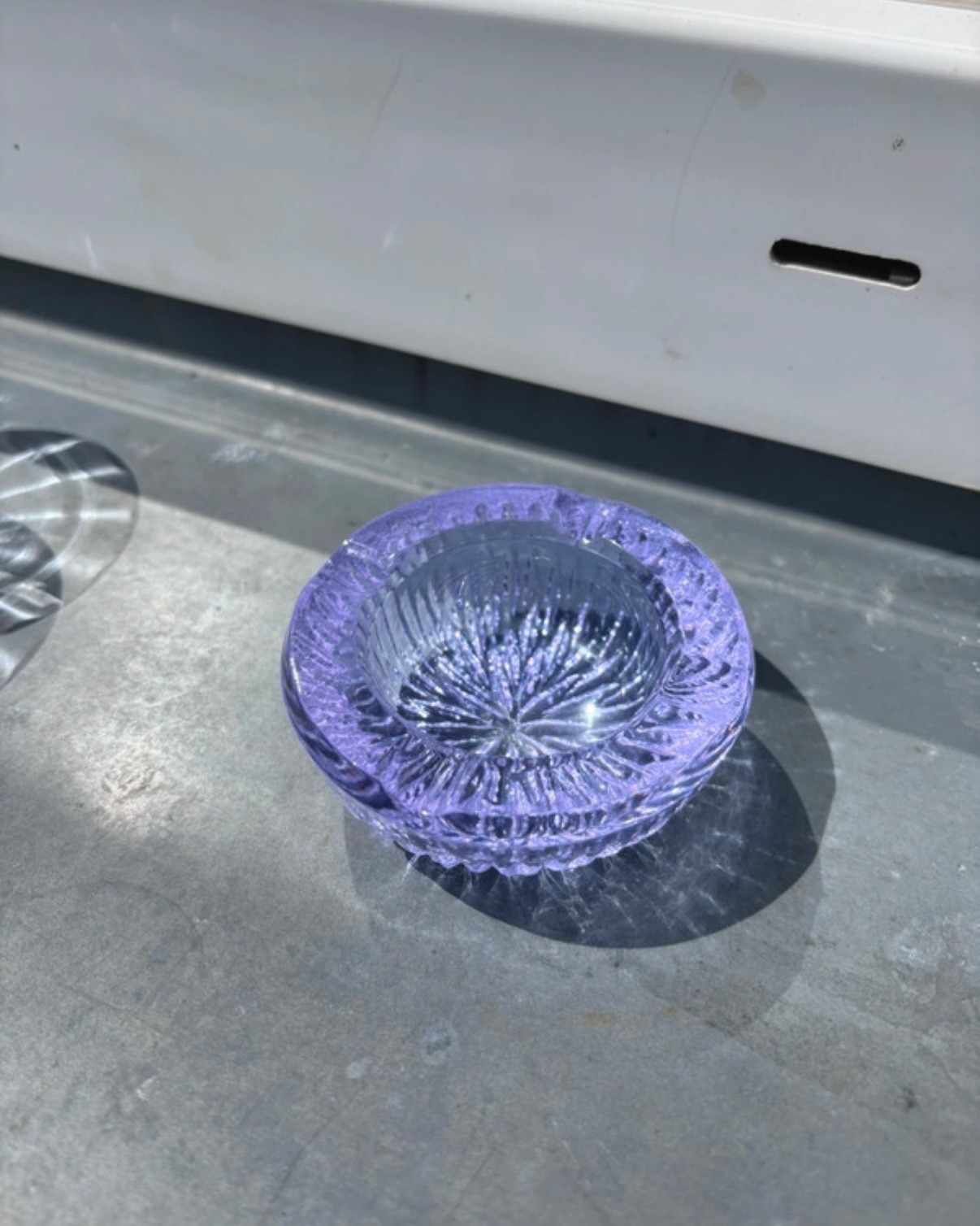 Neodym-Aschenbecher – violettes Pressglas - 3