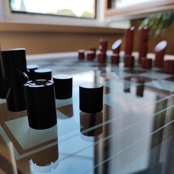 Schachtisch mit Figuren - handgefertigt - 3
