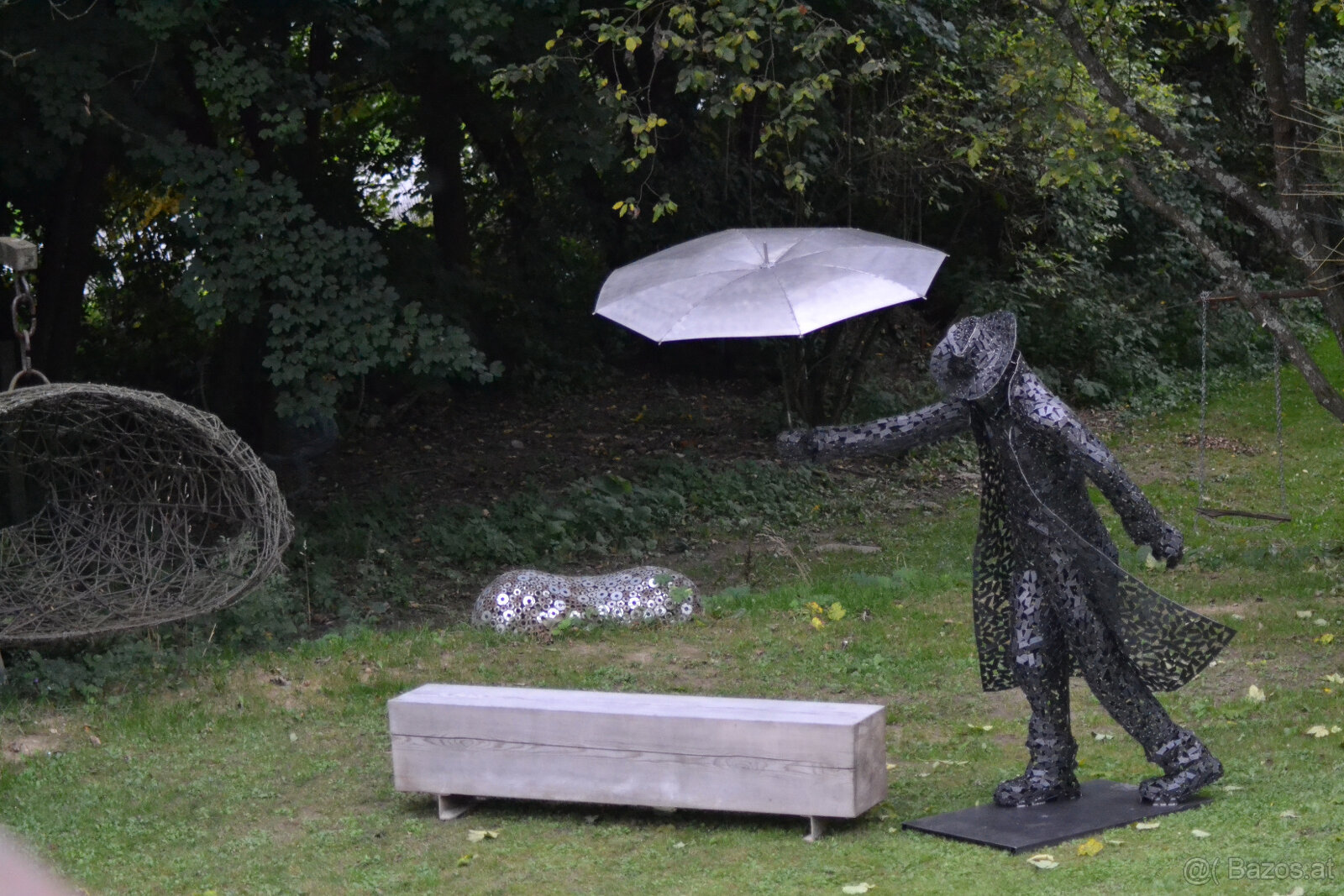 Herr mit Regenschirm - 4