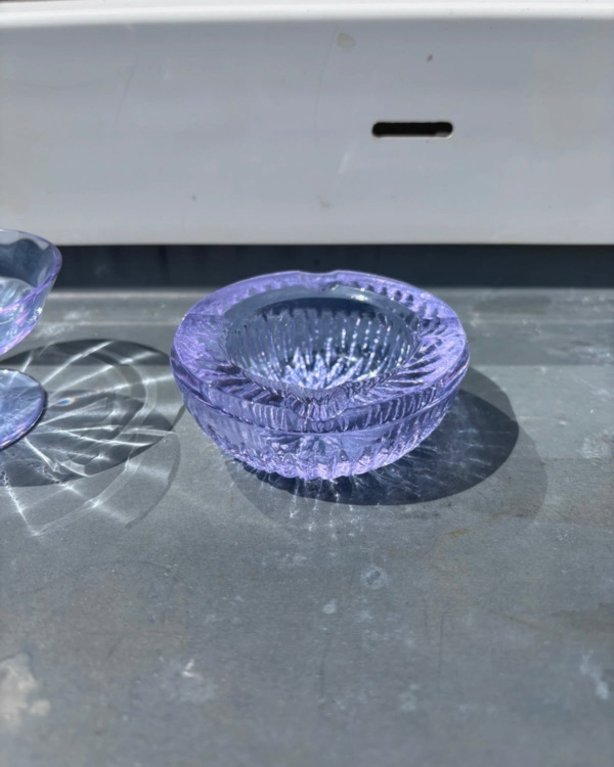 Neodym-Aschenbecher – violettes Pressglas - 4