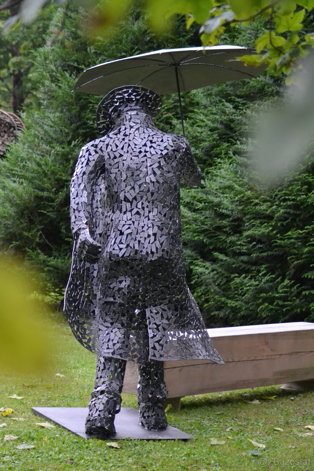 Herr mit Regenschirm - 5