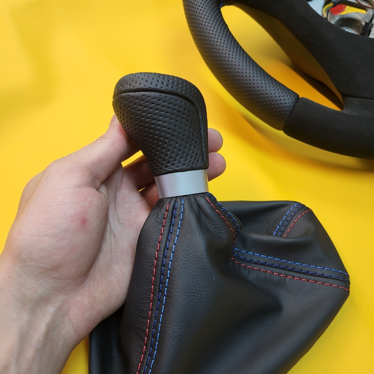 Professionelle Lenkrad-Neubezüge – Leder, Alcantara & mehr - 5