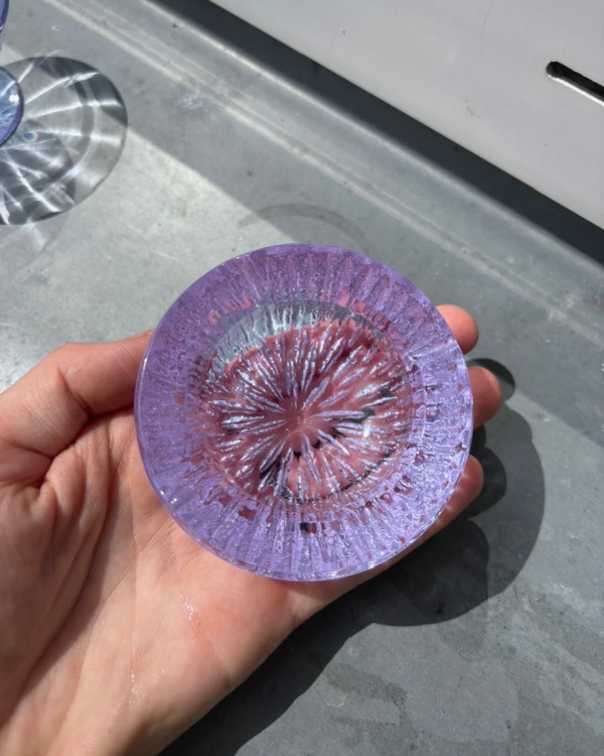 Neodym-Aschenbecher – violettes Pressglas - 5
