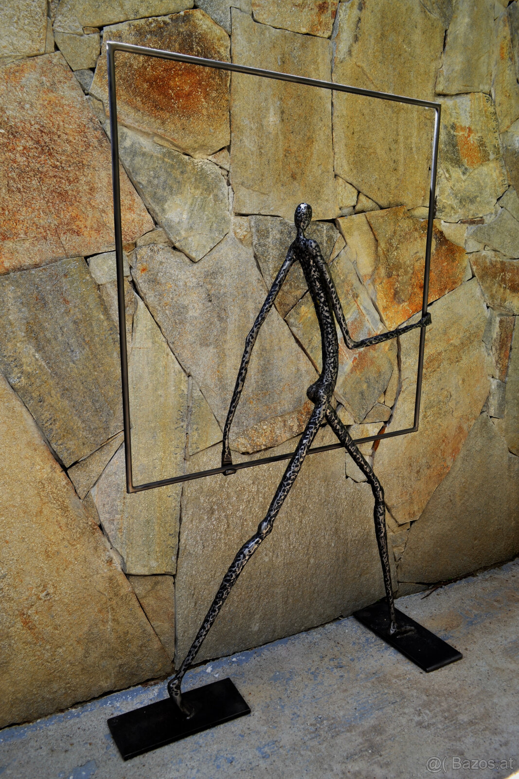 Gehende Frau mit Quadrat - 8