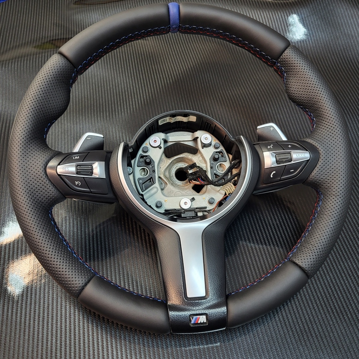 Professionelle Lenkrad-Neubezüge – Leder, Alcantara & mehr - 8