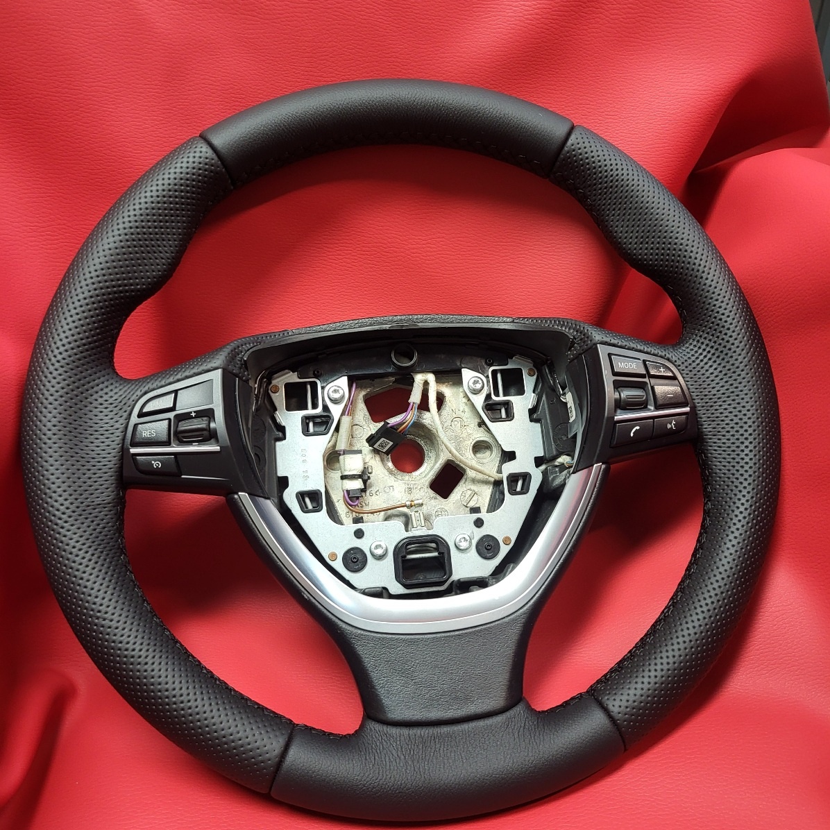 Professionelle Lenkrad-Neubezüge – Leder, Alcantara & mehr - 9