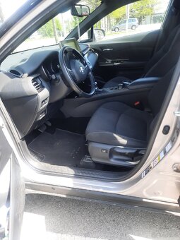 Toyota C-HR 1.8 - 9